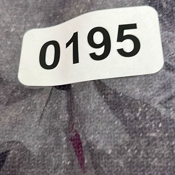 Peter Millar, 100% merino wool, long sleeve, V-neck, pull over sweater, size lar - Picture 7 of 7